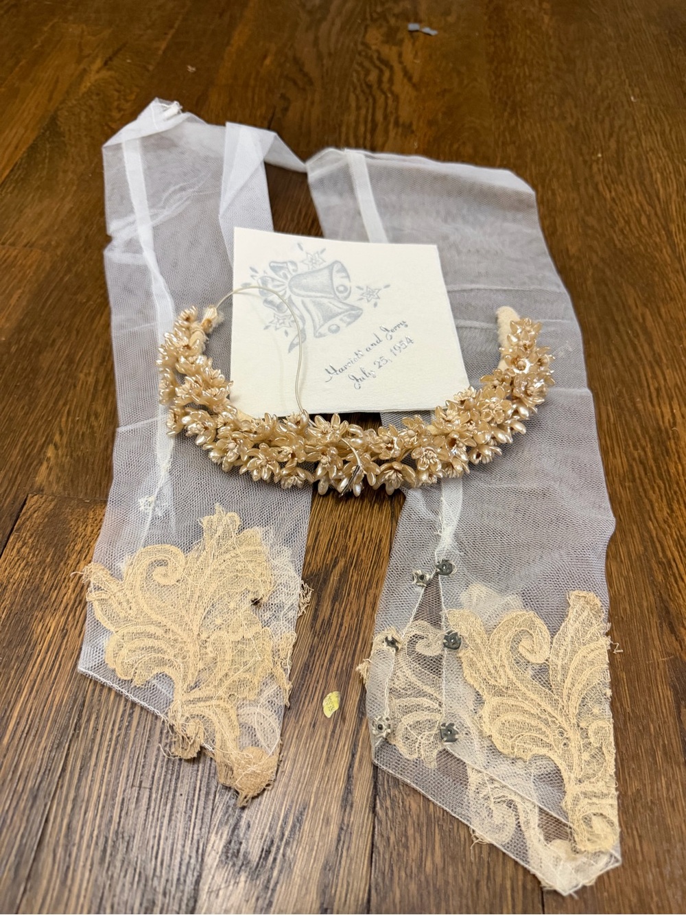 Vintage wedding dress with matching gloves and headpiece - Picture 8 of 8